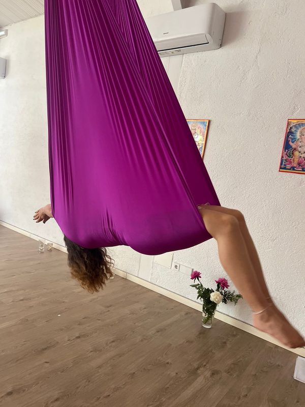 Kopfüber im violetten Aerial-Tuch